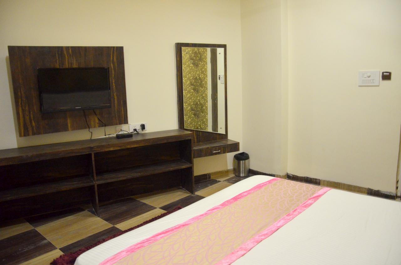 The Grand Orion Otel Chinhat Dış mekan fotoğraf