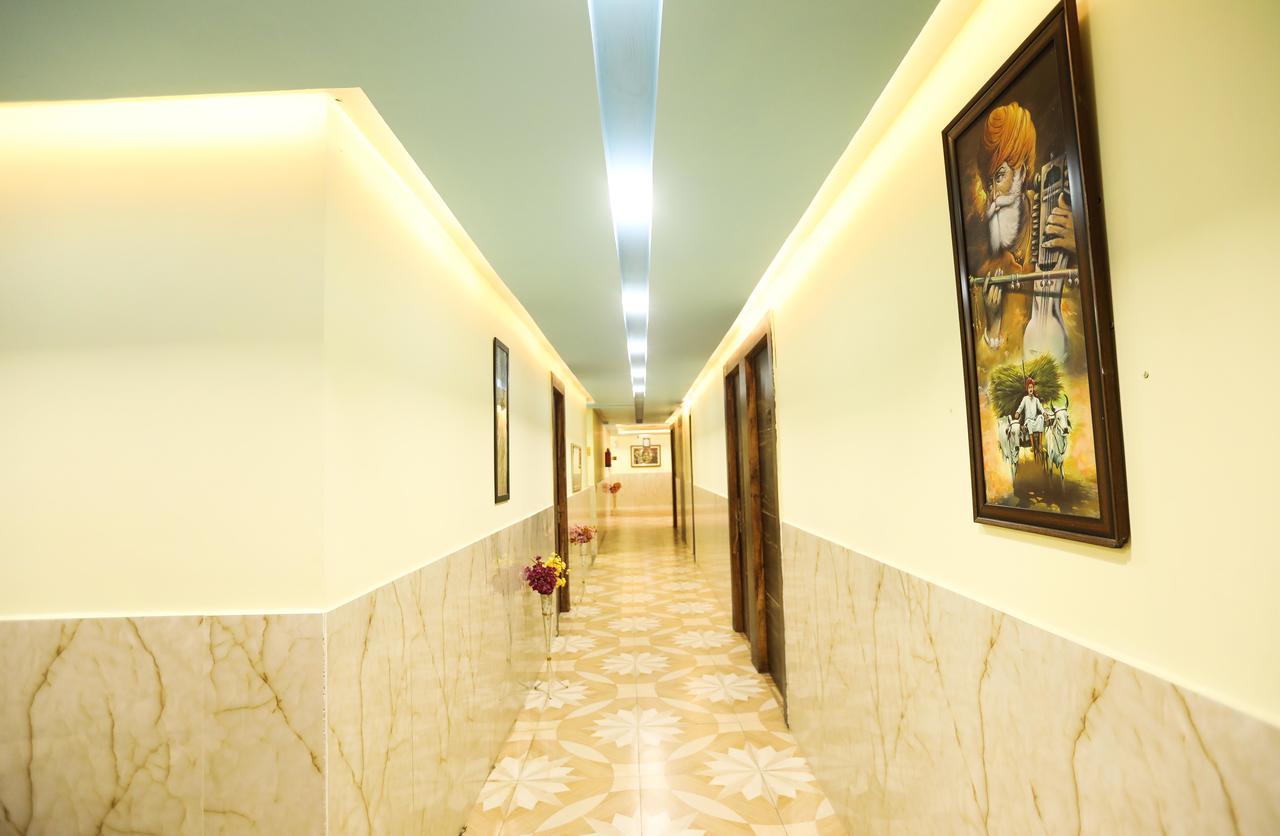 The Grand Orion Otel Chinhat Dış mekan fotoğraf